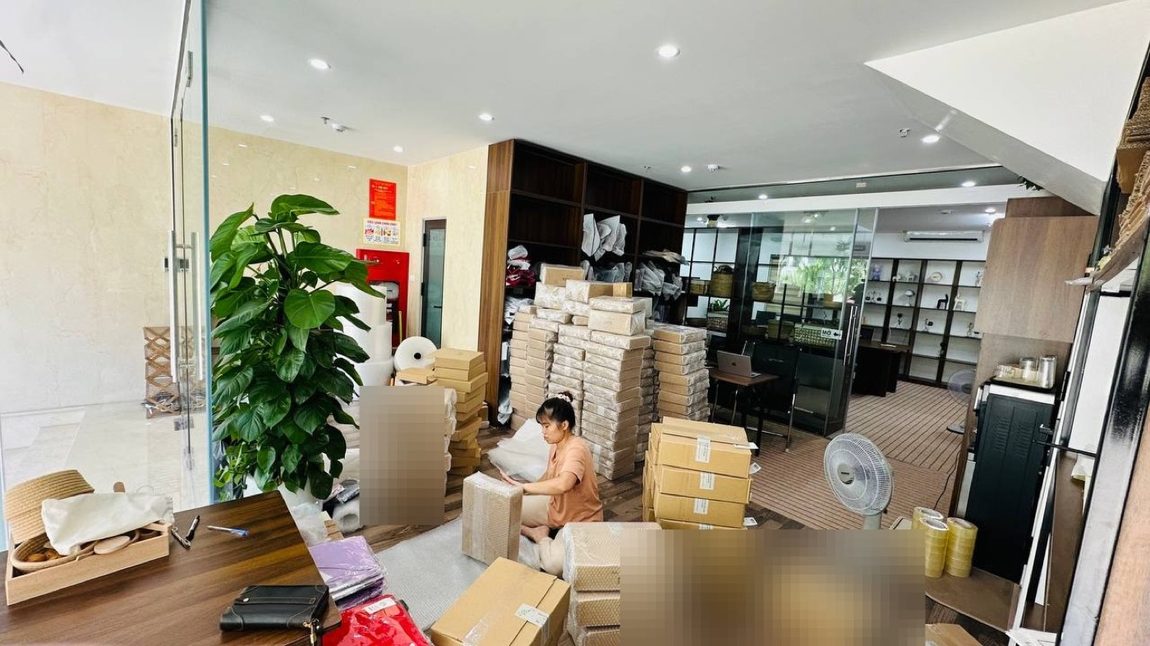 Hoa Nguyễn làm việc